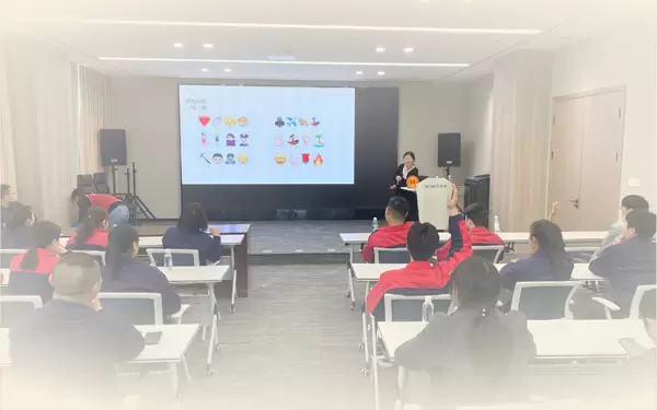Servicio de acompa&ntilde;amiento de salud de alta tecnolog&iacute;a: en 2025, UCHEN New Energy se asoci&oacute; con el Sindicato y la Comisi&oacute;n de Salud para realizar conferencias de popularizaci&oacute;n de la ciencia psicol&oacute;gica y actividades gratuitas de donaci&oacute;n de sangre.